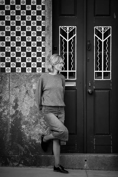 Woman Door Traditional House Porto Portugal Black White Photo — Stock Photo, Image