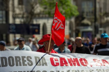 PORTO, PORTUGAL - 1 Mayıs 2023: Porto Tarih Merkezi 'nde 1 Mayıs kutlamaları sırasında. Portekiz 'de 1974 Karanfil Devrimi' nden sonra 1 Mayıs yine özgürce anıldı..