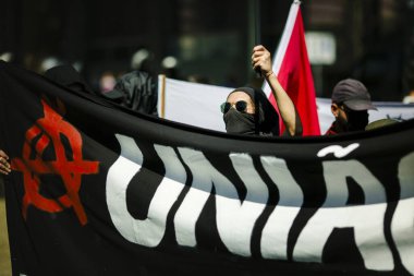 PORTO, PORTUGAL - 1 Mayıs 2023: Porto Tarih Merkezi 'nde 1 Mayıs kutlamalarında Anarşist Parti. Anarşist hareket, 19. yüzyılın 1970 'lerinden beri Portekiz' de var olmuştur..