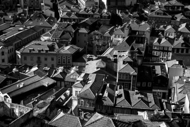 Portekiz 'in eski Porto şehrinin merkezindeki çatıların manzarası. Siyah beyaz fotoğraf.
