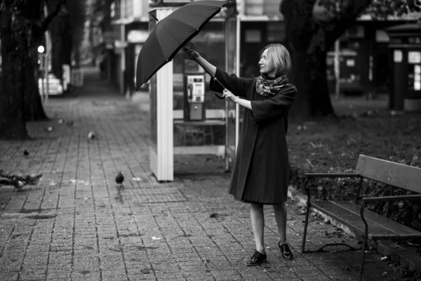 Bir Kadın Bir Şemsiye Açar Siyah Beyaz Fotoğraf — Stok fotoğraf