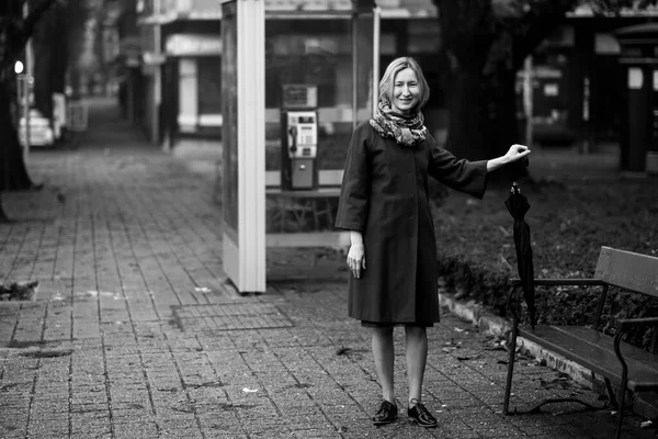 在城里的街上带着雨伞的女人 黑白照片 — 图库照片