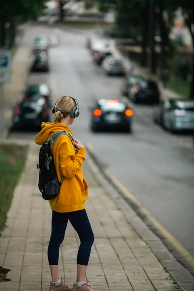 Widok Kobiety Tyłu Noszącej Słuchawki Miejski Plecak Ulicach Miasta — Zdjęcie stockowe