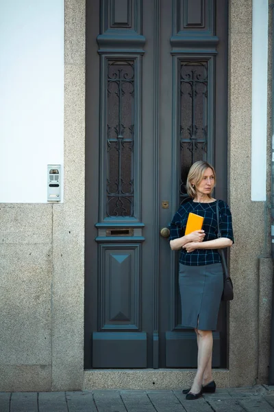 Eine Frau Mit Einem Notizbuch Steht Vor Einem Traditionellen Haus — Stockfoto
