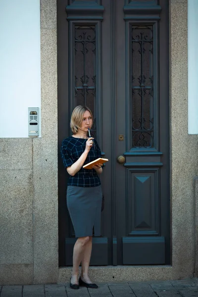 Elinde Defter Kalem Olan Bir Kadın Geleneksel Portekiz Kapılarının Yanında — Stok fotoğraf