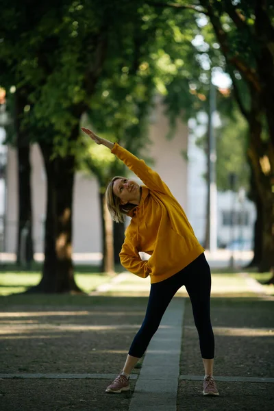 公園で運動をしている女性 — ストック写真