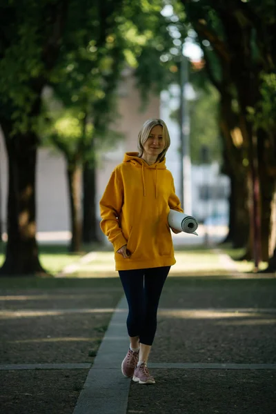 Kvinna Med Yogamatta Står Parken — Stockfoto