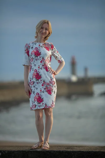 Full Length Portrait Woman Posing Ocean — Stock Photo, Image