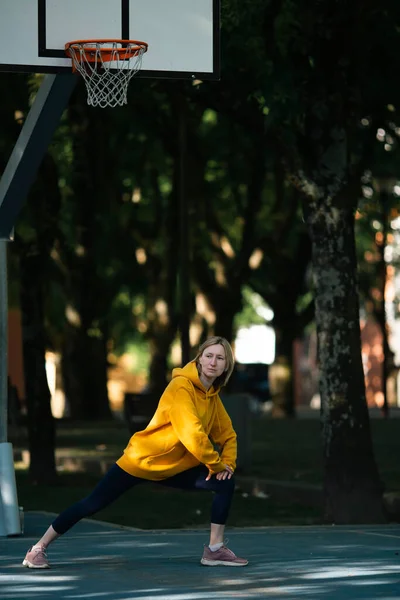 Женщина Парке Спортивной Площадке Утренней Разминки — стоковое фото
