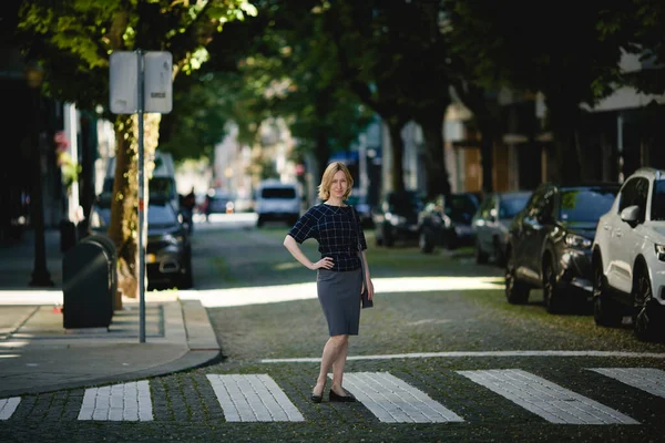 Een Vrouw Staat Een Voetgangersoversteek Een Rustige Straat — Stockfoto