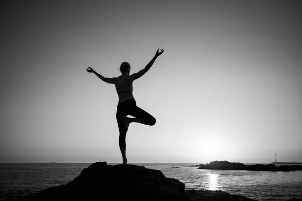 Silueta Una Mujer Yoga Orilla Del Océano Foto Blanco Negro —  Fotos de Stock