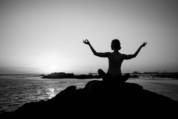 Die Silhouette Einer Yoga Frau Die Ufer Des Meeres Sitzt — Stockfoto