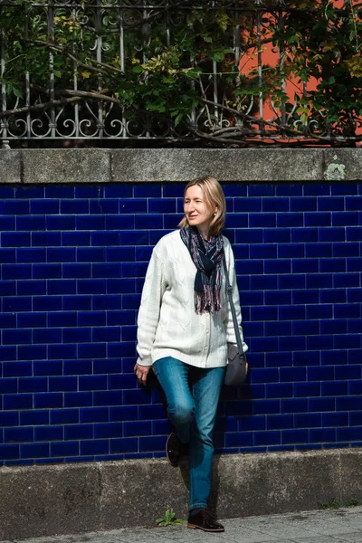 Μια Γυναίκα Στέκεται Ένα Μπλε Τοίχο Παραδοσιακά Πλακάκια Στο Πόρτο — Φωτογραφία Αρχείου