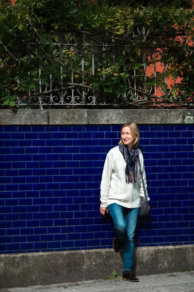 Een Vrouw Staat Een Blauw Hek Met Traditionele Tegels Porto — Stockfoto