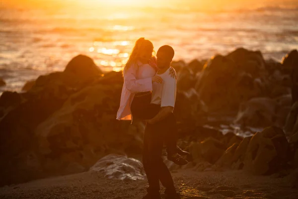 Jovem Casal Divertindo Oceano Durante Pôr Sol Dourado — Fotografia de Stock