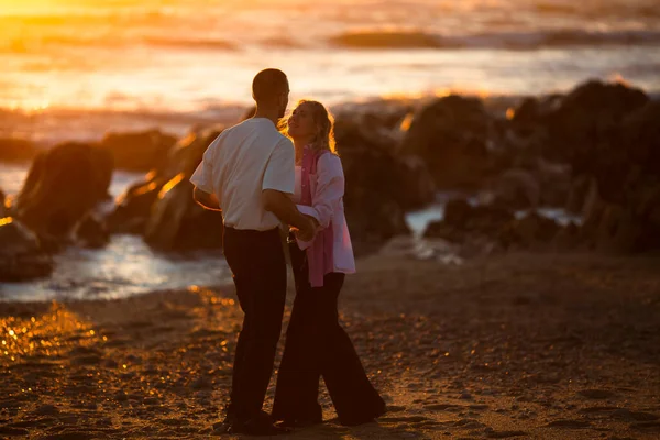 Ett Ungt Par Kär Stenig Strand Havet Gyllene Solnedgång — Stockfoto