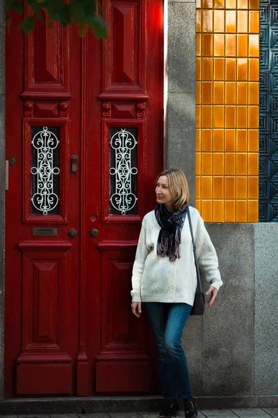 一个女人站在一家葡萄牙人家门口等着 — 图库照片