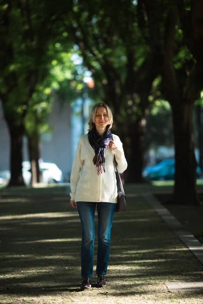 Yeşil Bir Parkta Bir Kadın Sokakta Yürüyor — Stok fotoğraf