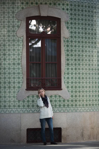 Женщина Звонит Мобильный Телефон Стоя Возле Традиционного Дома Центре Порту — стоковое фото