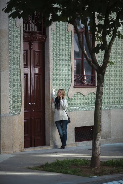 Žena Mluví Svém Mobilu Zatímco Stojí Před Domem Porto Portugalsko — Stock fotografie