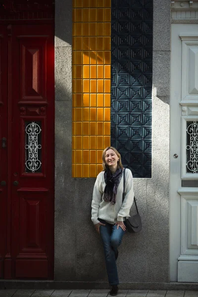 Eine Frau Posiert Der Wand Eines Traditionellen Hauses Porto Portugal — Stockfoto