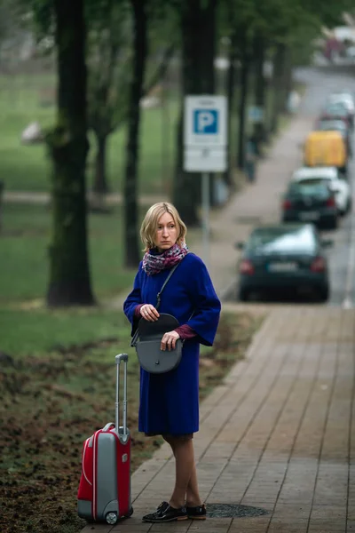 Eine Frau Mit Rotem Koffer Steht Auf Dem Bürgersteig — Stockfoto