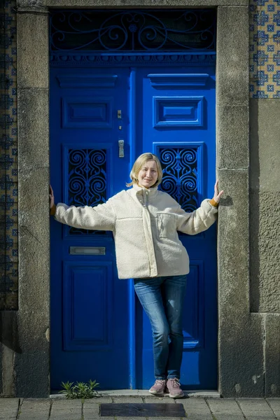 Eine Frau Steht Vor Der Haustür Eines Mehrfamilienhauses Portugal — Stockfoto