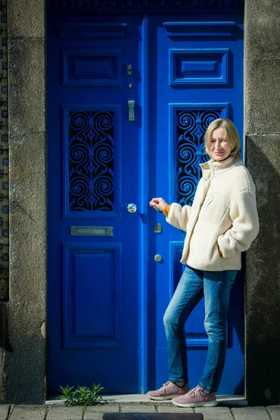 Woman Stands Entrance Building Porto Portugal — Stock Photo, Image