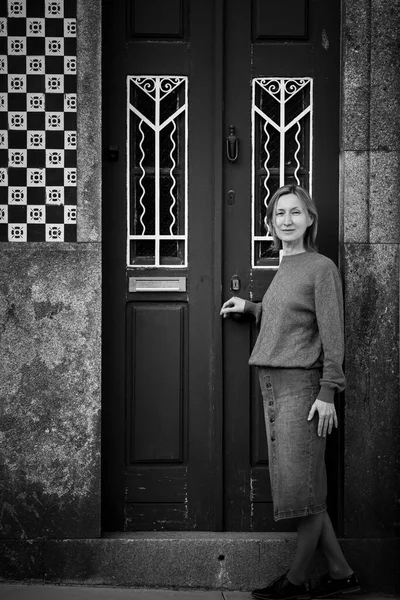 Woman Entrance Traditional House Porto Portugal Black White Photo — Stock Photo, Image