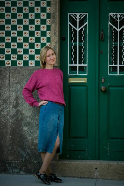 Eine Frau Vor Der Tür Eines Traditionellen Hauses Portugal — Stockfoto