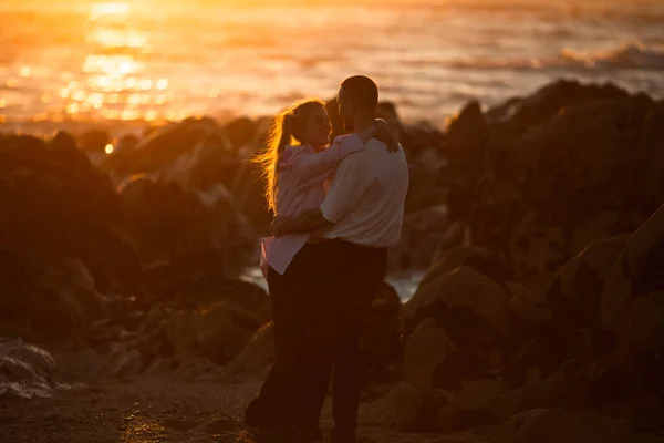 Mladý Zamilovaný Pár Objímající Skalnatém Pobřeží Během Úžasného Západu Slunce — Stock fotografie