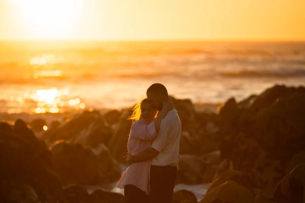 Jovem Casal Encontro Romântico Junto Oceano Durante Lindo Pôr Sol — Fotografia de Stock