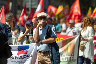 PORTO, PORTUGAL - 1 Mayıs 2023: Porto Tarih Merkezi 'nde 1 Mayıs kutlamaları sırasında. Portekiz 'de 1974 Karanfil Devrimi' nden sonra 1 Mayıs yine özgürce anıldı..