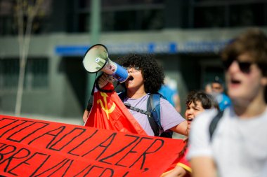 PORTO, PORTUGAL - 1 Mayıs 2023: Porto Tarih Merkezi 'nde 1 Mayıs kutlamaları sırasında. Portekiz 'de 1974 Karanfil Devrimi' nden sonra 1 Mayıs yine özgürce anıldı..