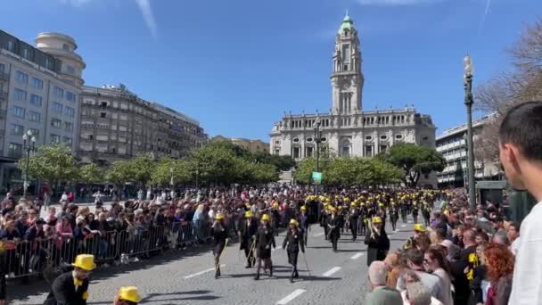 Porto Portugal Mei 2023 Porto Queima Das Fitas Parade Jaarlijkse — Stockvideo
