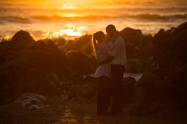 Jovem Casal Apaixonado Está Uma Costa Rochosa Oceano Durante Pôr — Fotografia de Stock
