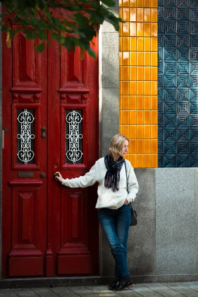 Kvinna Står Och Väntar Vid Dörren Till Ett Traditionellt Hus — Stockfoto