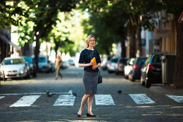 Una Mujer Con Cuaderno Sus Manos Está Parada Calle — Foto de Stock