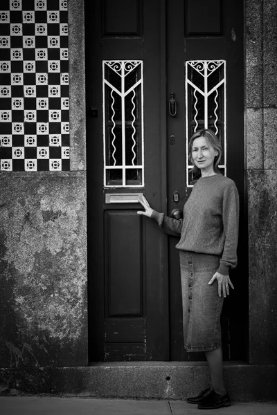 Kobieta Przy Drzwiach Tradycyjnego Domu Porto Portugalia Czarno Białe Zdjęcie — Zdjęcie stockowe