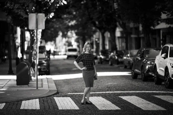Μια Γυναίκα Στέκεται Στο Δρόμο Ένα Σημειωματάριο Ασπρόμαυρη Φωτογραφία — Φωτογραφία Αρχείου