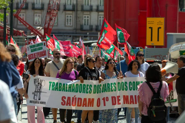 波图加尔 2023年5月1日 在波尔图历史中心庆祝五一节期间 在葡萄牙 正是在1974年康乃馨革命之后 人们才再次自由地纪念五一节 — 图库照片