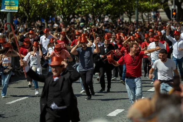 ポルト ポルトガル 2023年5月9日 ポルトのクイマ フィタス パレード 大学のポルトガル人学生の毎年恒例の祭り 卒業生は トップハットと杖を着用します 彼らの学部の両方の色 — ストック写真