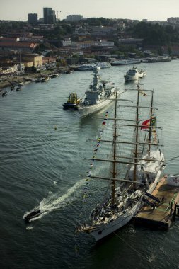 PORTO, PORTUGAL - 18 Mayıs 2023: Sagres eğitim gemisi 20 Mayıs 'taki Donanma Günü' nü kutlamak için Porto 'da. Gemi 25 yıl sonra geri döndü, 1998 'den beri Douro Nehri' nin sularında yelken açmamıştı..