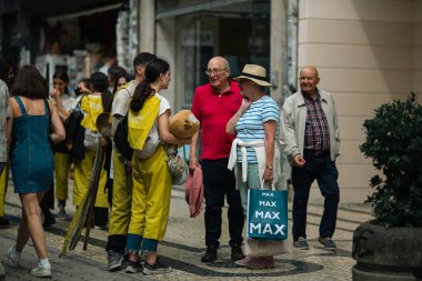 PORTO, PORTUGAL - 8 Mayıs 2023: Queima das Fitas 'ın bir parçası olarak Yardım Günü - Portekizli üniversite öğrencilerinin yıllık şenliği. O gün öğrenciler hayır işleri için bağış topluyorlar..