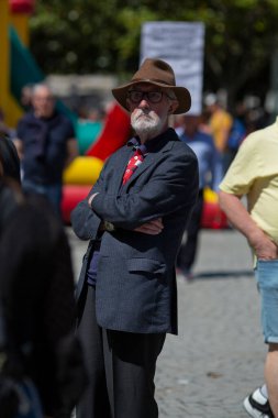 PORTO, PORTUGAL - 1 Mayıs 2023: Porto Tarih Merkezi 'nde 1 Mayıs kutlamaları sırasında. Portekiz 'de 1974 Karanfil Devrimi' nden sonra 1 Mayıs yine özgürce anıldı..