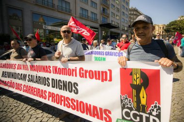 PORTO, PORTUGAL - 1 Mayıs 2023: Porto Tarih Merkezi 'nde 1 Mayıs kutlamaları sırasında. Portekiz 'de 1974 Karanfil Devrimi' nden sonra 1 Mayıs yine özgürce anıldı..