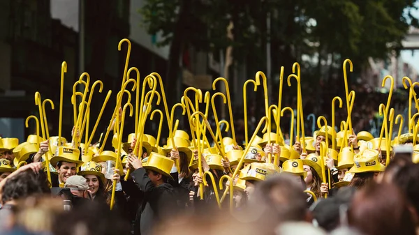 ポルト ポルトガル 2023年5月9日 ポルトのクイマ フィタス パレード 大学のポルトガル人学生の毎年恒例の祭り 卒業生は トップハットと杖を着用します 彼らの学部の両方の色 — ストック写真