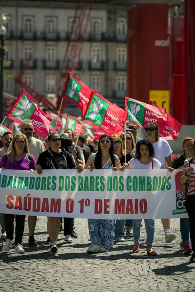 波图加尔 2023年5月1日 在波尔图历史中心庆祝五一节期间 在葡萄牙 正是在1974年康乃馨革命之后 人们才再次自由地纪念五一节 — 图库照片