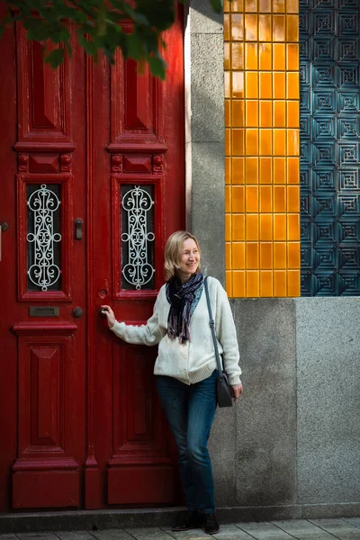 Geleneksel Bir Portekiz Evinin Kapısında Bir Kadın — Stok fotoğraf