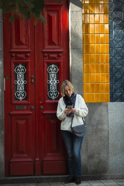 Женщина Печатает Смартфоне Двери Традиционного Португальского Дома — стоковое фото